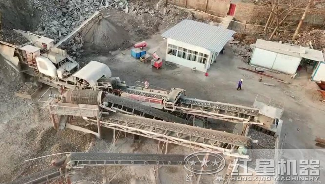 每小时300吨车载移动粉碎机施工现场 每小时300吨车载移动粉碎机施工现场