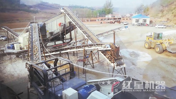 小型移动石子破碎机作业现场 小型移动石子破碎机作业现场