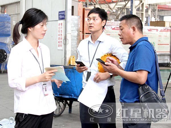 红星技术人员与客户沟通 红星技术人员与客户沟通