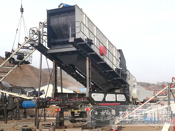 移动锤式破碎机现场作业图 移动锤式破碎机现场作业图
