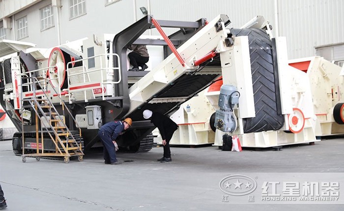 履带式车载移动粉碎机车间用户参观 履带式车载移动粉碎机车间用户参观