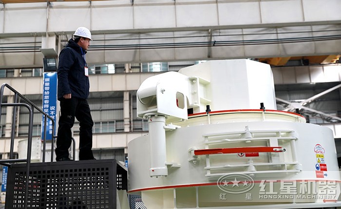用户参观VSI7A冲击式制砂整形机机进料口