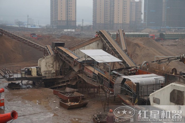 废旧水泥块移动式粉碎机工作现场 废旧水泥块移动式粉碎机工作现场